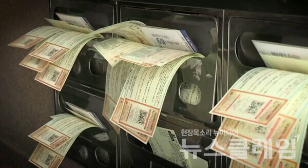 우편함에 쌓인 우편물