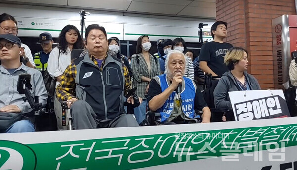 전장연은 25일 오전 서울지하철 2호선 시청역 승강장에서 기자회견을 열고 "오는 11월 13일까지 지하철 탑승 시위를 멈춘다"고 밝혔다. 사진=전장연