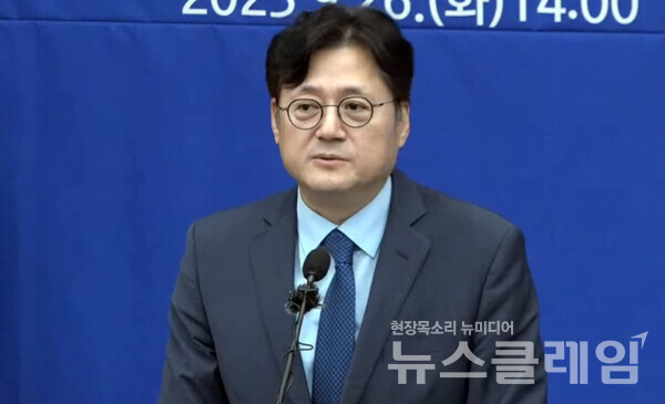 더불어민주당 홍익표 신임 원내대표가 26일 국회에서 열린 원내대표 보궐선거 의원총회에서 당선 인사를 하고 있다. 사진=더불어민주당