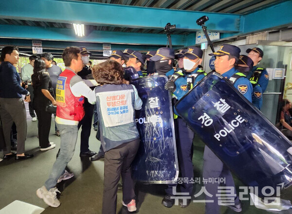 공공운수노조는 27일 서울 양천구 해성운수 앞에서 기자회견을 열고 "방영환 분회장을 분신으로 내몬 해성운수사업주를 처벌하라"고 밝혔다. 사진=공공운수노조 택시지부