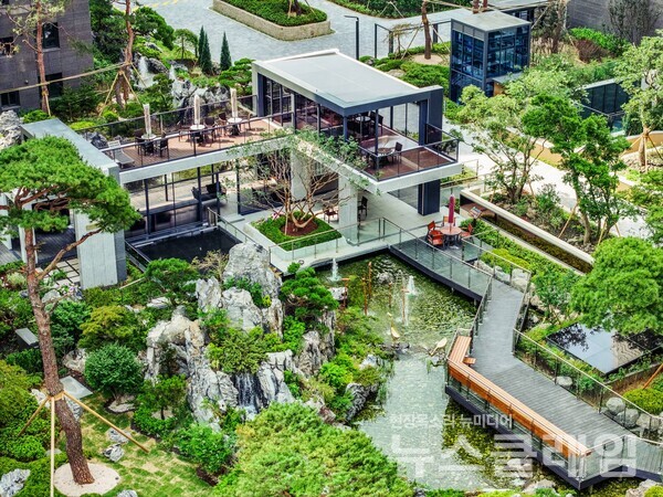 ‘롯데캐슬 리버파크 시그니처’의 자연풍경과 어우러진 티하우스 카페아트리움. 사진=롯데건설