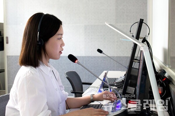 쿠팡 통번역사가 업무를 하고 있다. 사진=쿠팡