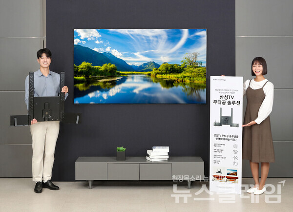삼성전자 모델이 삼성스토어 대치점에서 '삼성 TV 무타공 솔루션'을 소개하고 있다. 사진=삼성전자
