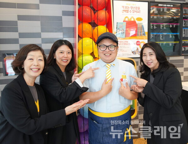 지난 6일 ‘창립자의 날’을 맞아 천안두정역DT점을 방문한 한국맥도날드 김기원 대표, 정승혜 부사장, 한연미 부사장이 천안두정역DT점 신효석 크루와 기념사진 촬영을 하고 있다. 사진=한국맥도날드