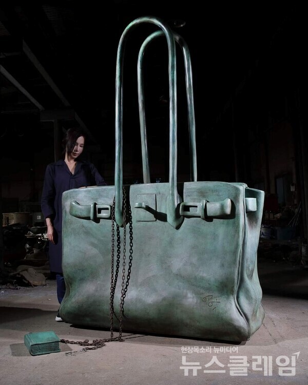 VESSEL Bronze 185x85x270(h)cm 2021. 사진=미래에셋증권 강남파이낸스센터