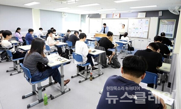 지난달 23일 서울 서초구의 한 시험장에서 수험생들이 국가공무원 7급 공개경쟁 채용 제2차 시험 시작을 기다리고 있다. 사진=인사혁신처