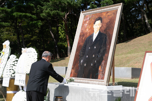 헌화하는 정수용 이봉창의사기념사업회장. 사진=빙그레