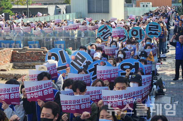 11일 오전 서울대병원 본관 시계탑 앞에서 열린 공공운수노조 의료연대본부 서울대병원분회 파업 선포 기자회견 및 출정식. 사진=공공운수노조