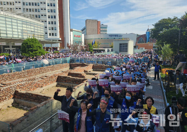 11일 오전 서울대병원 본관 시계탑 앞에서 열린 공공운수노조 의료연대본부 서울대병원분회 파업 선포 기자회견 및 출정식. 사진=공공운수노조