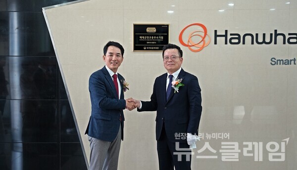 현판식_박민식 국가보훈부 장관(사진 왼쪽)이 어성철 한화시스템 대표이사(오른쪽). 사진=한화시스템