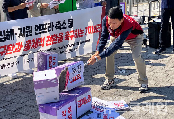 12일 오전 서을 용산 대통령실 앞에서 열린 '거꾸로 가는 정부 이주노동정책 규탄 및 총체적 전환을 촉구하는 기자회견. 사진=이주노동자노동조합