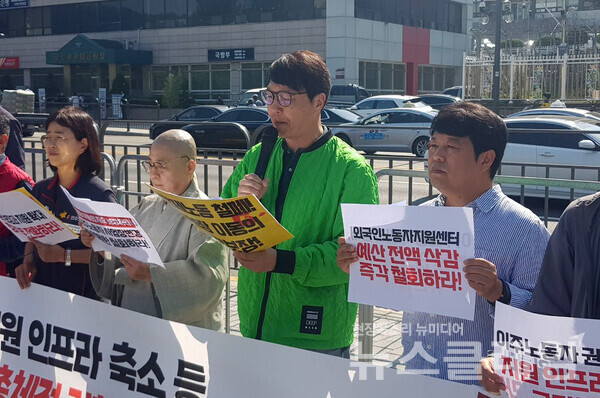 12일 오전 서을 용산 대통령실 앞에서 열린 '거꾸로 가는 정부 이주노동정책 규탄 및 총체적 전환을 촉구하는 기자회견. 사진=이주노동자노동조합