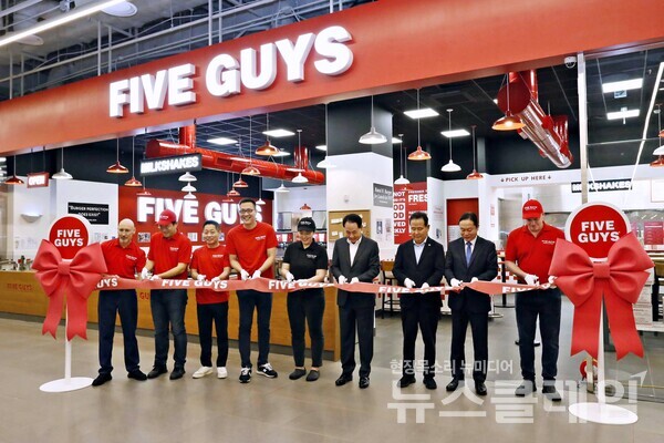 13일 오전 파이브가이즈 여의도 오픈을 기념 테이프 커팅식을 진행하고 있다. (왼쪽부터) 이안 로스 멕켄지 파이브가이즈 아시아태평양 운영 총괄 부사장, 오민우 에프지코리아 대표이사, 김영훈 한화갤러리아 대표이사, 김동선 한화갤러리아 전략본부장, 차지혜 파이브가이즈2호점 점장, 김형종 현대백화점 대표이사, 나명식 현대백화점 부사장, 김창섭 현대백화점 전무, 크리스 굿차일드 파이브가이즈 인터내셔날 디렉터. 사