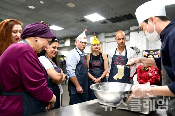 제너시스BBQ 그룹은 지난 13일 경기도 이천 치킨대학에 벨라루스, 체코, 이라크, 방글라데시 4개국 주한 대사관 관계자를 초청해 '글로벌 치킨캠프'를 진행했다고 17일 밝혔다. 사진=제너시스BBQ 그룹