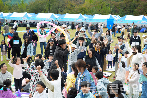 NS홈쇼핑은 지난 14일 경기도 성남시 분당구 새마을운동중앙연수원에서 임직원 및 가족 870여 명이 참석한 가운데 ‘2023 NS 문화의 날’ 행사를 개최했다. 사진=NS홈쇼핑
