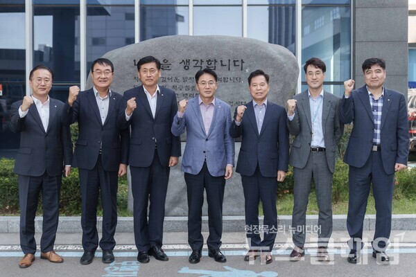 현장 소통의 장을 가진 후 이석용 NH농협은행장(왼쪽부터 4번째), 김장우 에코프로비엠 부사장(왼쪽 5번째)이 기념사진 촬영을 하고 있다. 사진=NH농협은행