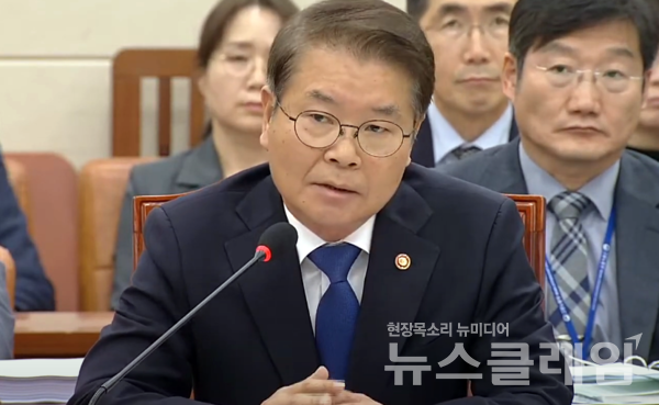 이정식 고용노동부 장관이 지난 12일 국회 환경노동위원회에서 열린 고용노동부에 대한 국정감사에서 의원 질의에 답변하고 있다.