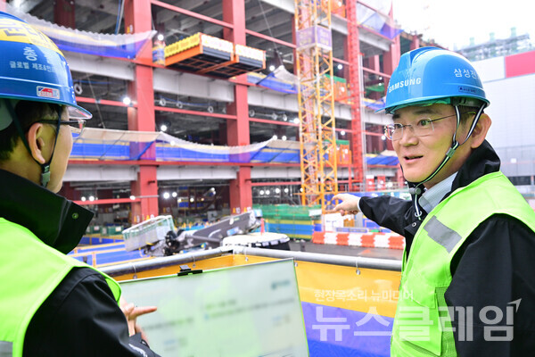 19일 삼성전자 기흥캠퍼스를 찾은 이재용 회장이 차세대 반도체 R&D 단지 건설 현장을 점검하고 있다. 사진=삼성전자