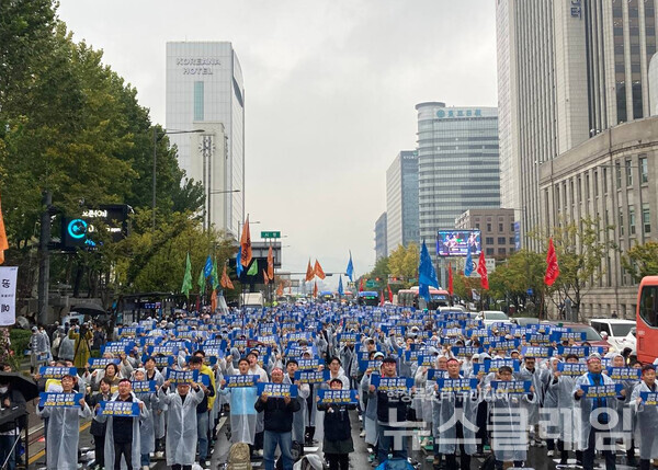 19일 오전 서울시청 앞에서 열린 서울교통공사 노동자 총력투쟁 결의대회. 사진=공공운수노조
