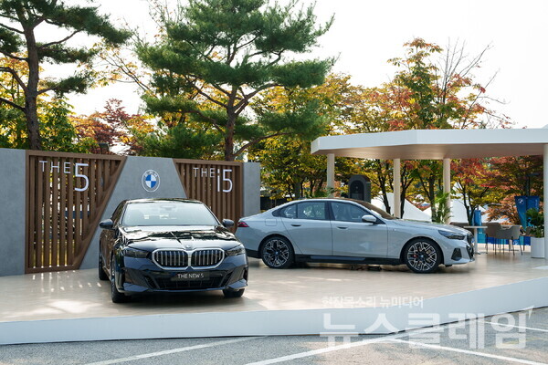 갤러리 플라자에 전시된 BMW 뉴 5시리즈. 사진=BMW코리아