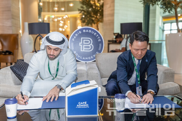 22일(현지시각) 사우디아라비아 리야드 페어몬트 호텔에서 갈라다리 브라더스 그룹 모하메드 갈라다리 회장(사진 왼쪽)과 SPC그룹 허진수 사장이 '파리바게뜨 중동 진출을 위한 조인트 벤처 파트너십 업무 협약(MOU)’을 체결하고 있다. 사진=SPC
