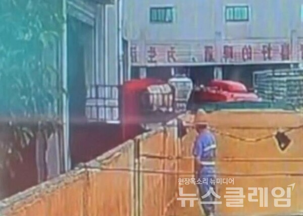 칭다오 맥주 3공장에서 원료에 소변보는 작업자 모습. 사진=웨이보 캡처