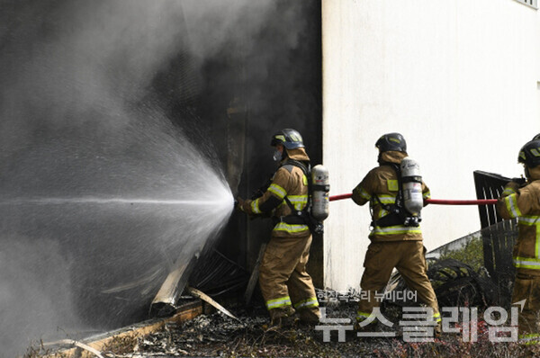 화재 현장에서 소방대원들이 화재를 진압하고 있다. 사진=소방청