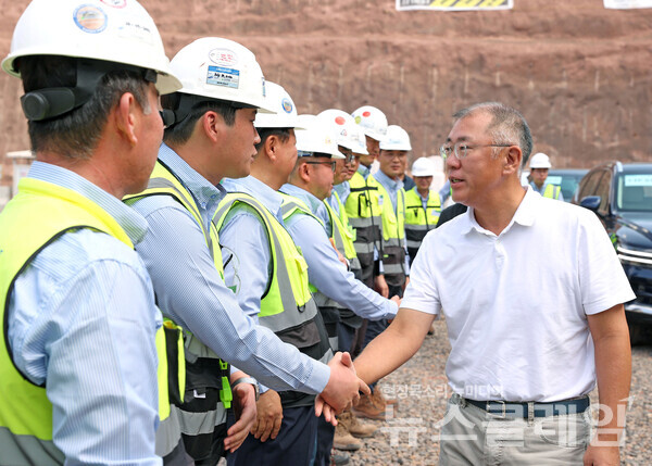 정의선 회장이 건설 현장 임직원들을 격려하며 악수를 나누고 있다. 사진=현대차그룹