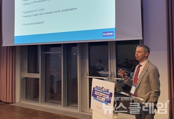 얀탁 교수가 UEGW 2023에서 열린 펙수클루 나잇에서 펙수클루를 설명하고 있다. 사진=대웅제약