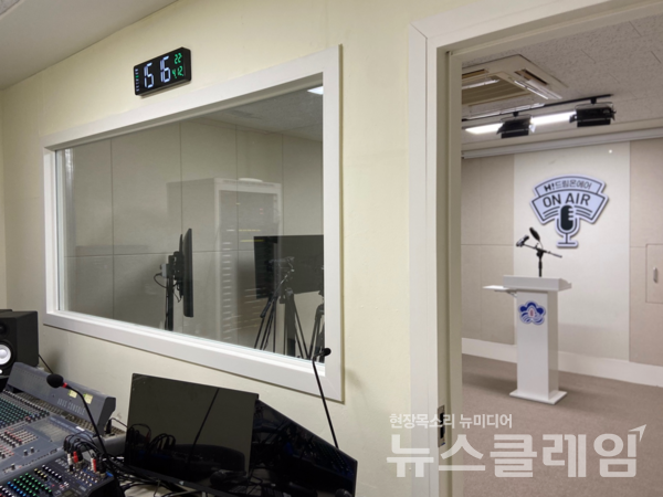 지난 4월 현대홈쇼핑의 'H! 드림온에어' 1호 학교로 최신 방송장비 교체 및 공간 리뉴얼 공사를 마친 인천 신현북초등학교의 방송실 모습. 사진=현대홈쇼핑