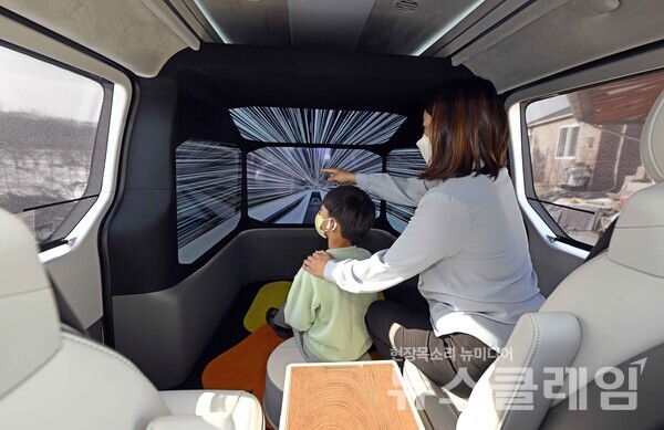 현대자동차그룹 기술 캠페인 영상에 등장하는 현대자동차 스타리아 ‘아이케어카 (iCarecar)’ 차량 실내 모습. 사진=현대차그룹