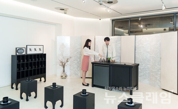 관람객이 서울 종로구 북촌 한옥마을에 위치한 한옥 갤러리 '지우헌' 1층에 전시한 삼성전자 비스포크 인피니트 라인의 냉장고∙인덕션∙식기세척기를 관람하고 있다. 사진=삼성전자