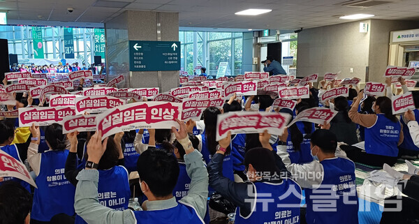 민주노총 공공운수노조 의료연대본부 울산대병원분회가 25일 울산대병원에서 인력충원과 실질임금 인상을 요구하며 파업에 돌입했다. 사진=공공운수노조