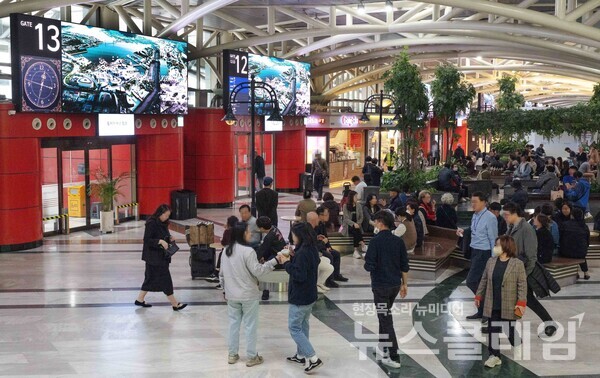 서울 서초구 센트럴시티 터미널 대합실 내 13개 게이트 위에 설치된 LED 스크린에서 상영되고 있는 현대차그룹의 부산세계박람회 유치 홍보 영상을 시민들이 시청하고 있다. 사진=현대차그룹