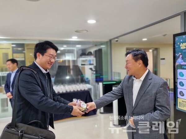 지난 24일 조진환 태광산업 대표이사가 서울 본사 정문에서 출근길 임직원들에게 기념 선물을 전달하고 있다. 사진=태광산업