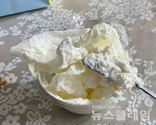 일회용 행주로 보이는 물체가 발견된 SPC 파리바게뜨 생크림 제품. 사진=온라인 커뮤니티