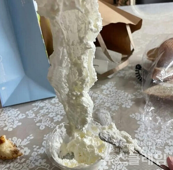 일회용 행주로 보이는 물체가 발견된 SPC 파리바게뜨 생크림 제품. 사진=온라인 커뮤니티