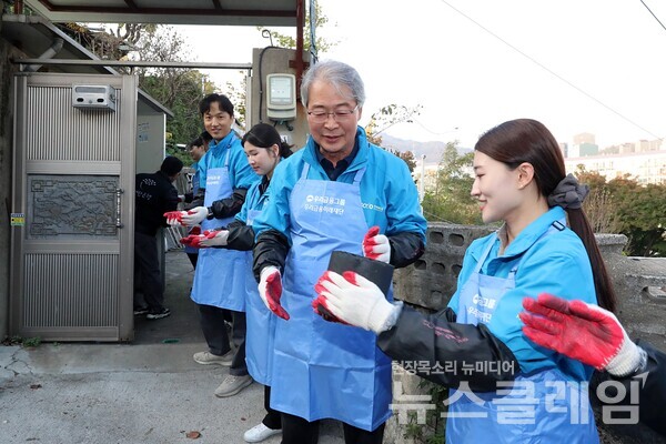 임종룡 우리금융그룹 회장(오른쪽 두 번째)이 그룹사 직원들과 함께 연탄을 가정집에 배달하고 있다. 사진=우리금융그룹