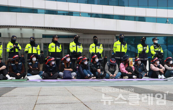 1일 오후 강원 원주시 공단 본부 앞에서 열린 '해고 없는 소속기관 전환 쟁취 총파업 결의대회’. 공공운수노조 제공