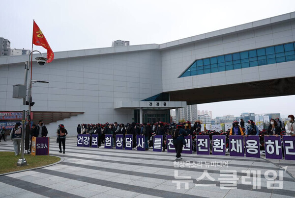 1일 오후 강원 원주시 공단 본부 앞에서 열린 '해고 없는 소속기관 전환 쟁취 총파업 결의대회’. 공공운수노조 제공