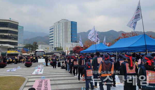 1일 오후 강원 원주시 공단 본부 앞에서 열린 '해고 없는 소속기관 전환 쟁취 총파업 결의대회’. 공공운수노조 제공