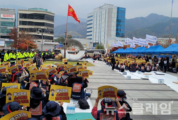 1일 오후 강원 원주시 공단 본부 앞에서 열린 '해고 없는 소속기관 전환 쟁취 총파업 결의대회’. 공공운수노조 제공