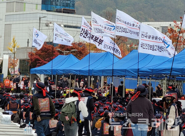 1일 오후 강원 원주시 공단 본부 앞에서 열린 '해고 없는 소속기관 전환 쟁취 총파업 결의대회’. 공공운수노조 제공