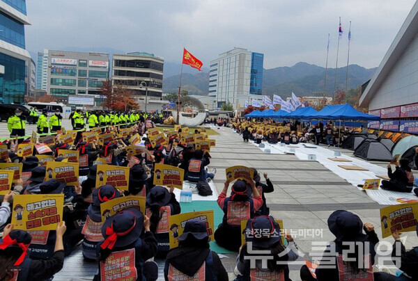1일 오후 강원 원주시 공단 본부 앞에서 열린 '해고 없는 소속기관 전환 쟁취 총파업 결의대회’. 공공운수노조 제공