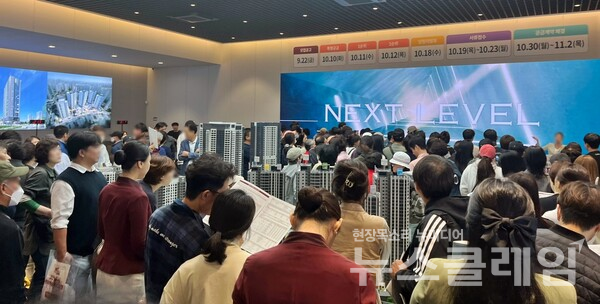 고객들이 검단신도시 롯데캐슬 넥스티엘 견본주택을 둘러보고 있다. 롯데건설 제공