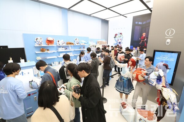 8일 삼성 강남 '원신 프리미엄 라운지'의 '원신 굿즈 판매존'. 삼성전자 제공