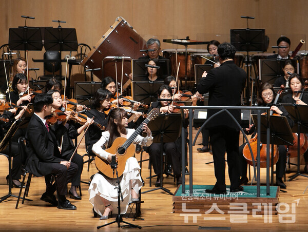 지난 8일 아트센터인천 콘서트홀에서 열린 '제13회 동서커피클래식'에서 기타리스트 박규희가 인천시립교향악단과 협연을 펼치고 있다. 동서식품 제공