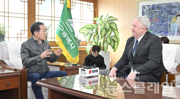 인요한 국민의힘 혁신위원장이 지난 8일 오전 대구 북구 대구시청 산격청사를 찾아 홍준표 대구시장과 면담하고 있다. 대구시장실 제공