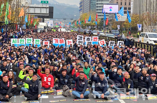 9일 오전 서울시청 건너편 대한문 앞에서 열린 '서울교통공사노조 총파업 투쟁 승리 결의대회'. 공공운수노조 제공