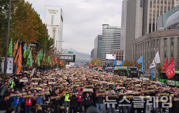 9일 오전 서울시청 건너편 대한문 앞에서 열린 '서울교통공사노조 총파업 투쟁 승리 결의대회'. 공공운수노조 제공